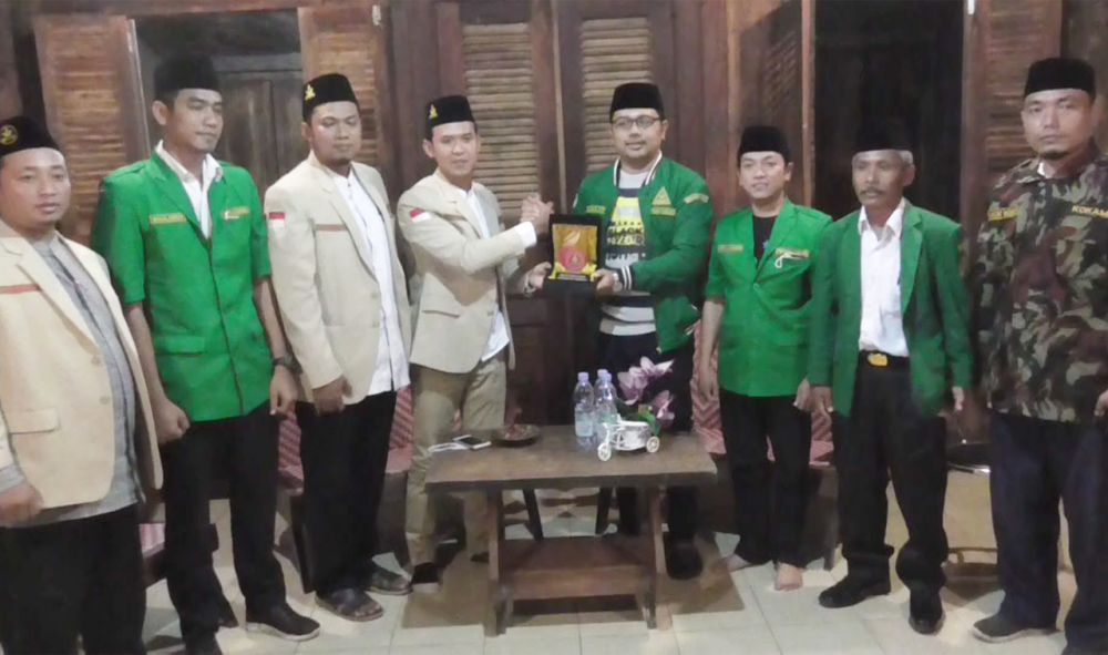 Pemberian Cindera Mata Dari Ketua Pemuda Muhammadiyah Kepada Ketua GP Anshor Banyuwangi