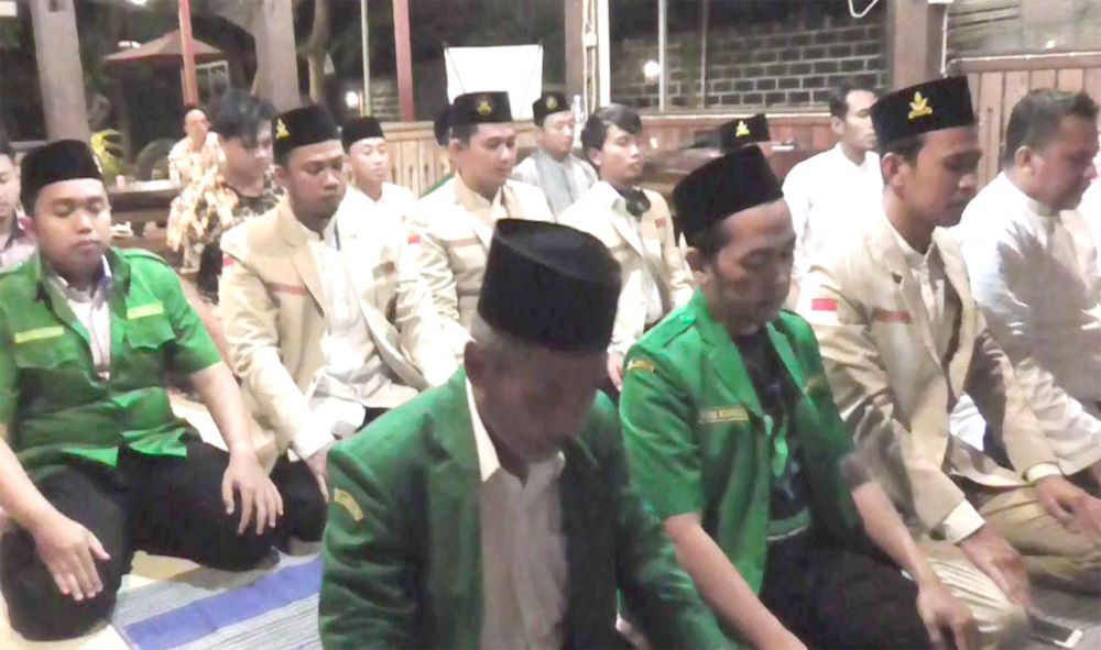 Pemuda Muhammadiyah dan GP Anshor Banyuwangi Sholat Berjamaah